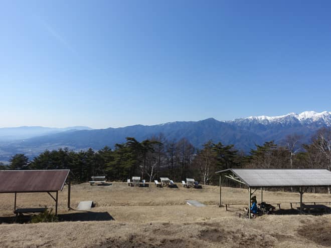 山頂付近には天空のキャンプ場とも呼ばれる