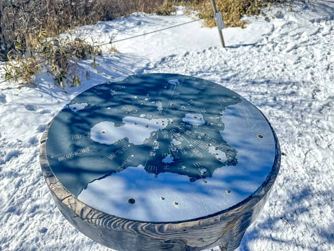 山頂標識の隣には方位盤があるので