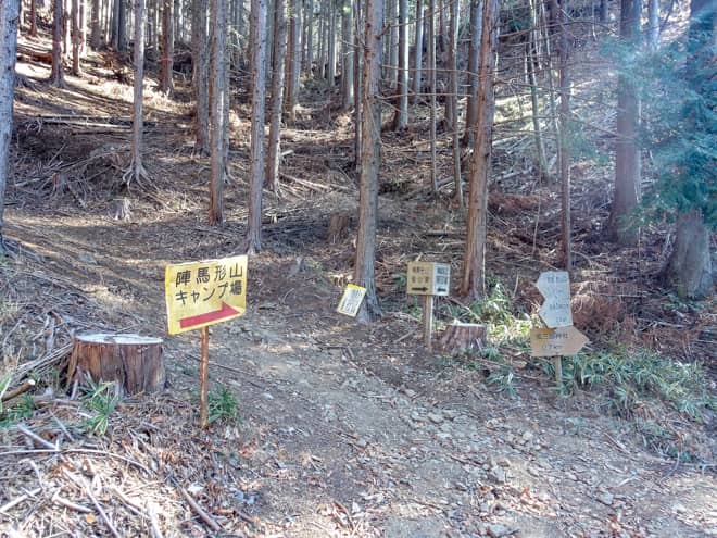 標識に沿って道路を下ると、陣馬形山登山口