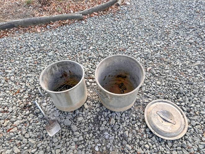 灰捨て場はゴミ捨て場の前にあります