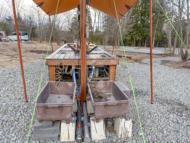 炊事場の横には焚き火台やペグなどを洗うシンクが2つ