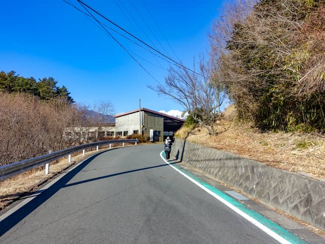 登山道までは2キロ程度もアスファルト