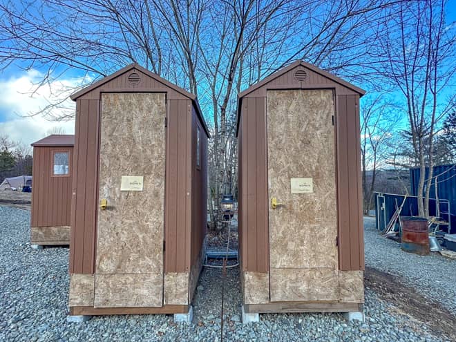 管理棟の隣にある山小屋のような