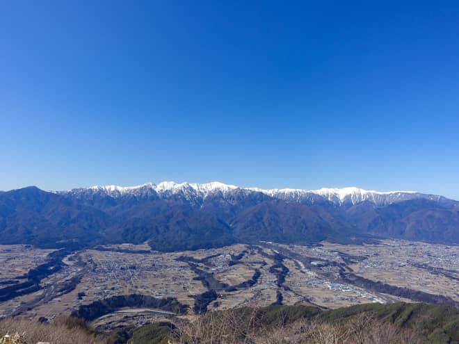 西側に目を向けると、中央アルプスが
