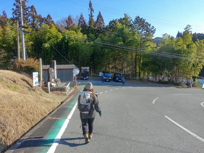 陣馬形山登山者駐車場が見えてきました
