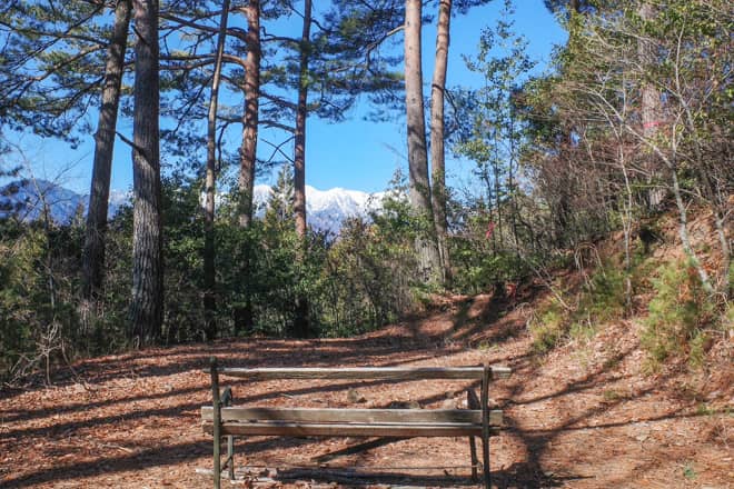 2～3分歩くと「陣馬形登山道のベンチ」