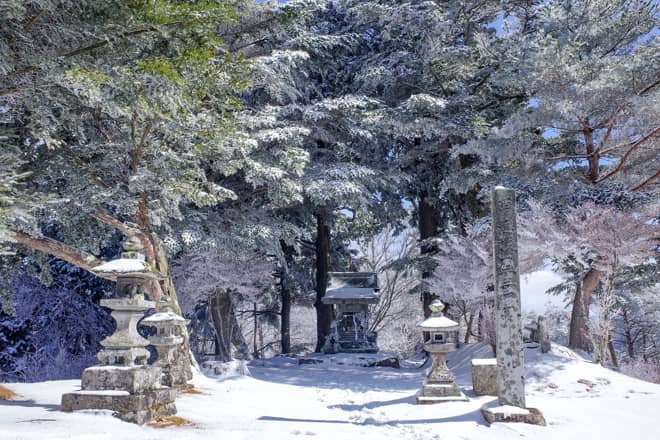 すると目の前に祠のような建造物が飛び込んできます