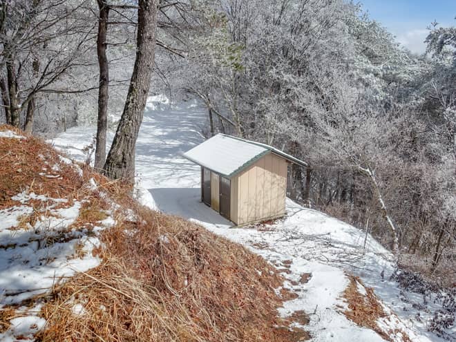 トイレは奥宮の先を進んだところにあります