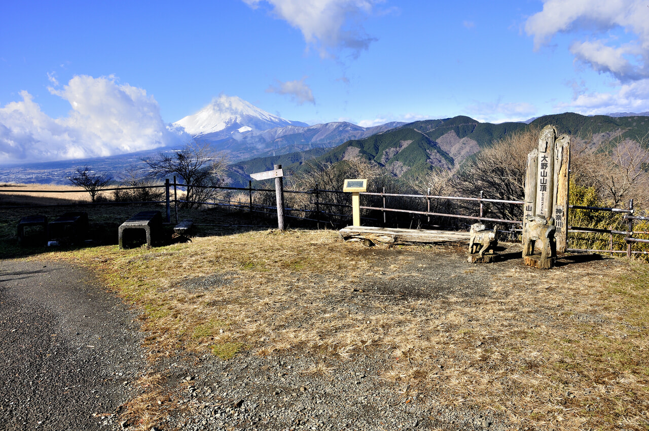 丹沢山地の大野山山頂からの展望