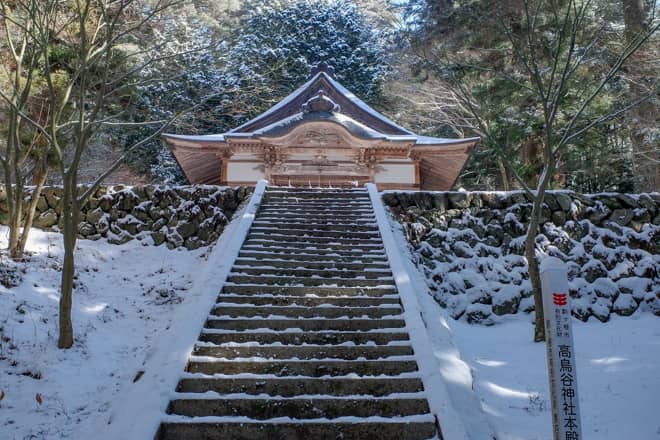 参道を抜けると高鳥谷神社本殿