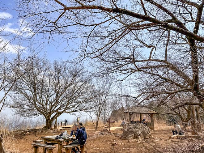 山頂はとても広く、東屋やベンチがある