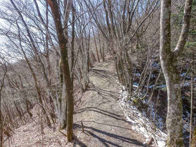 所々にある細尾根の登山道は解放感抜群で