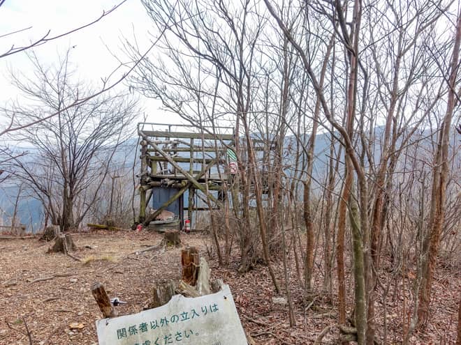 朽ち果てた展望台の跡地が見えてきたら
