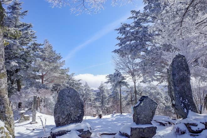 東側に目を向けると、山頂は広場の様