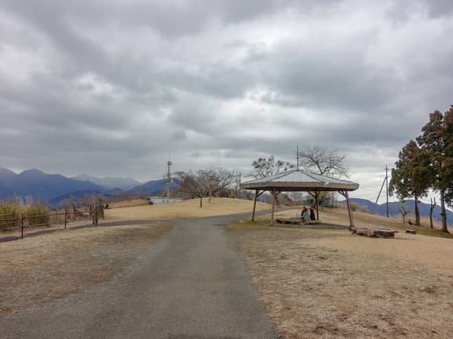 東屋が見えてくると山頂はすぐそこ