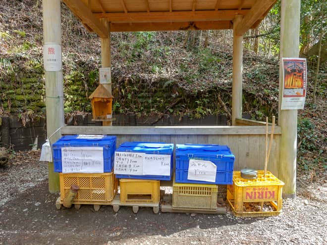 東屋には、大野山登山では有名な無人販売所