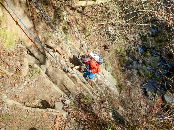 沢歩きを終えると階段地獄が待ち受けています