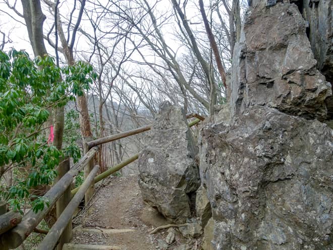 滝ノ平尾根は岩茸石の脇を通って