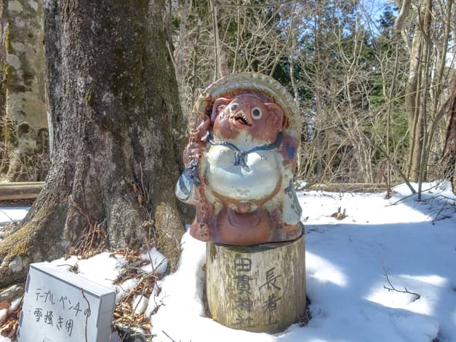 登山道の側にある「長者山田貫神社」