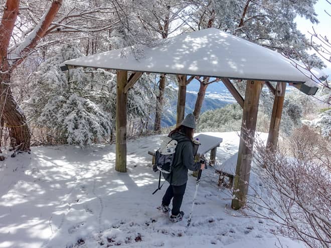 避難小屋を下ると、すぐに東屋に到着です