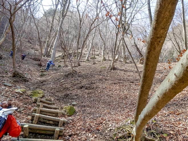 階段を登り終えた後の急斜面は信じられない斜度で