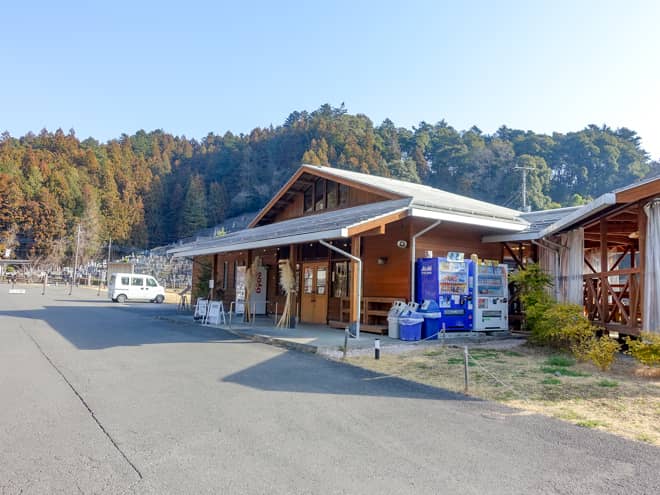 駐車場の付近にある「ノーラ名栗」には