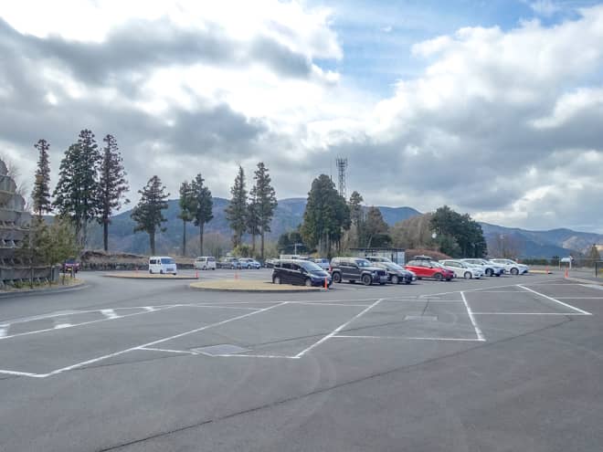 駐車場はアスファルトで整備されていて