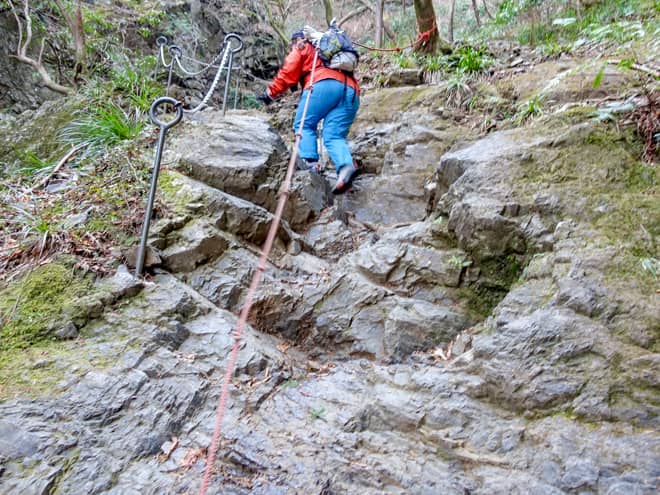 1枚岩の滑りやすい急斜面には