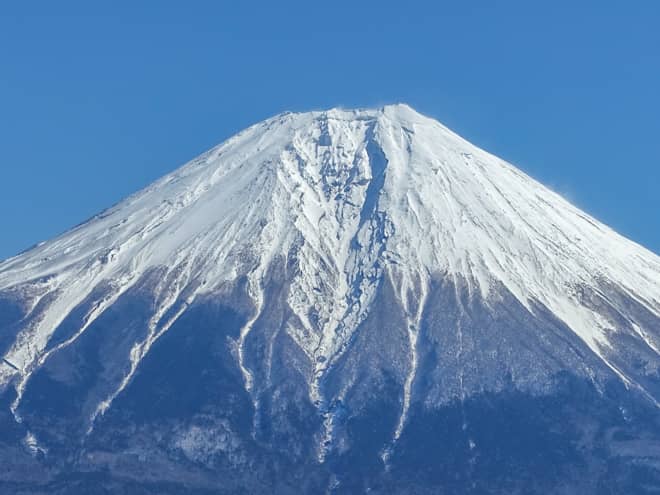 富士山の真正面に縦に走っている巨大な沢は