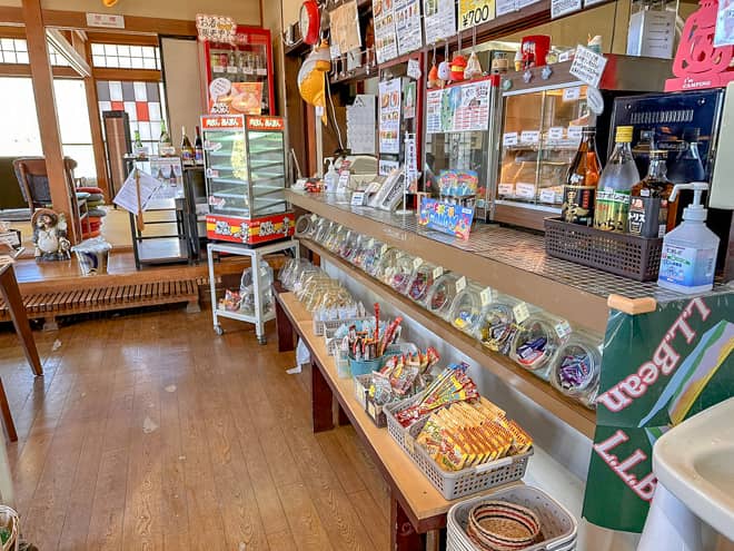 売店の奥には食堂