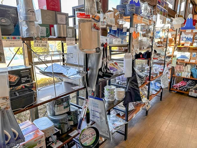 売店はコンビニとお土産屋とアウトドアショップ