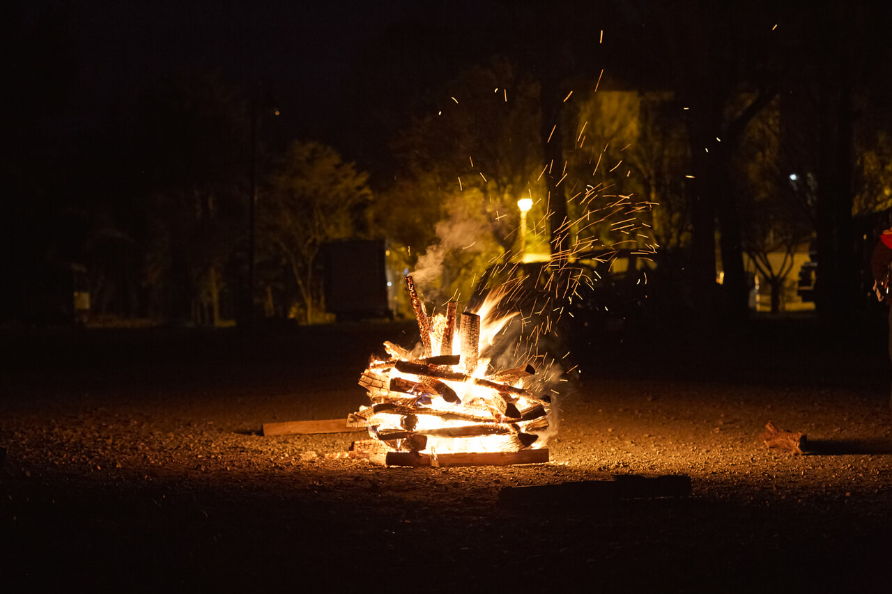 キャンプファイヤー