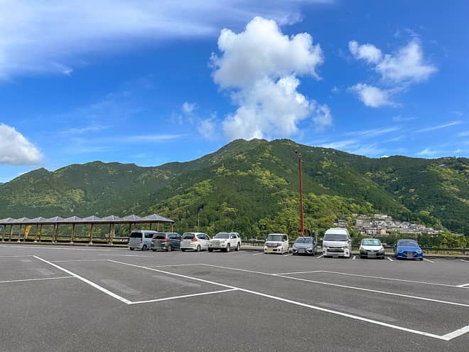 実は登山口から約600メートル離れた場所にある