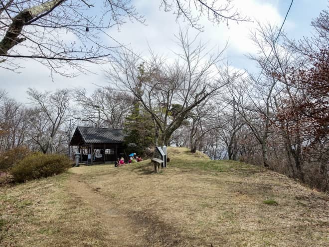 山頂までの平坦な道のりには