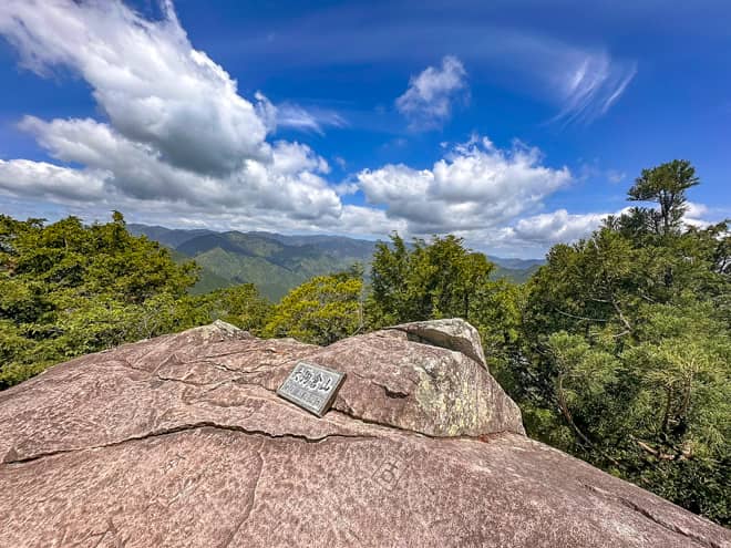 山頂標識は天狗岩の上にあり (2)