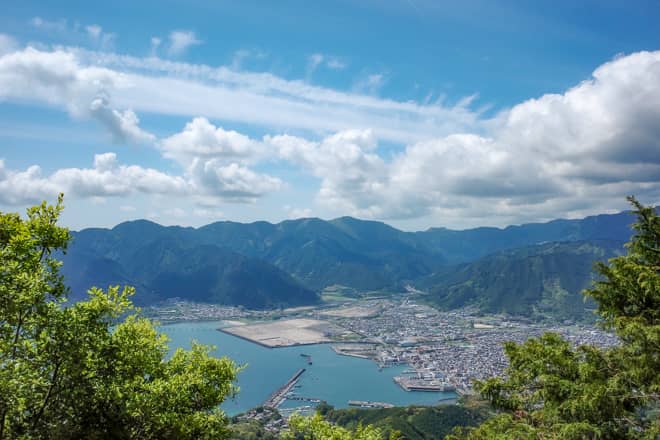 左側に視線を移すと尾鷲市の街並みと熊野灘を望めます