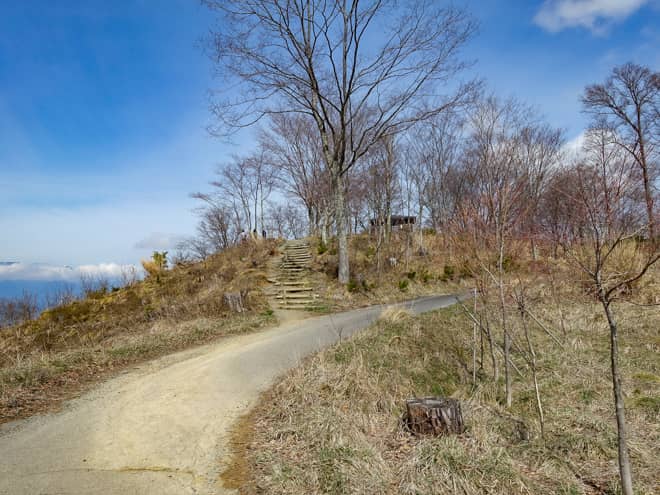 左手に進むと階段があるので丘を登りましょう