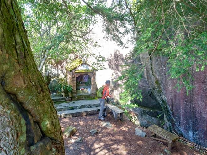 巨大な岩に挟まれた場所に到着すると