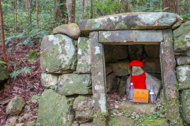 途中にある夜泣き地蔵は良い目印になります