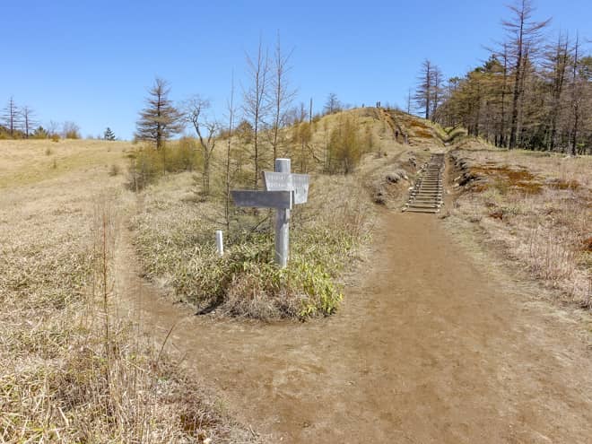 雁峠分岐からは左手に小さな丘が見えます