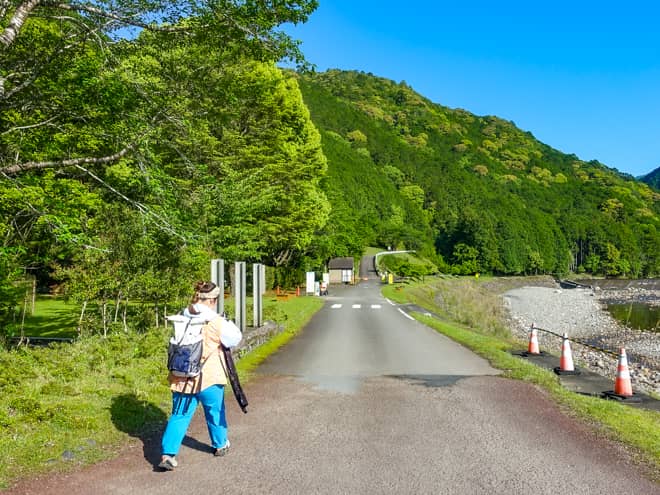 キャンプinn海山の敷地内の歩道を