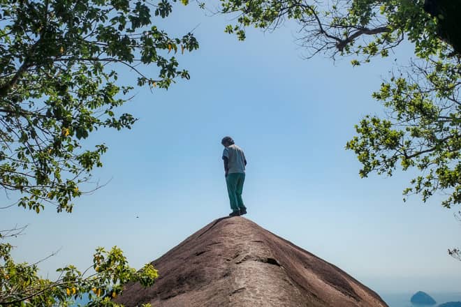 像の背の先端まで歩いてきました