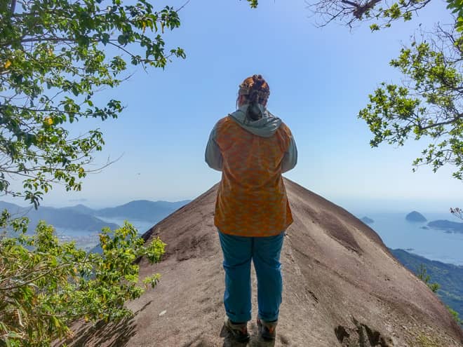 山頂付近の東側にある象の背中のような一枚岩「像の背」 (2)