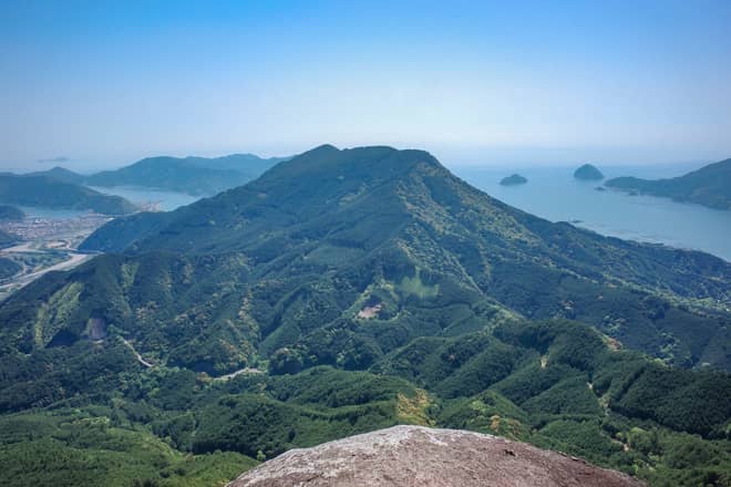 山頂自体は木々に囲まれて展望が全くありませんが