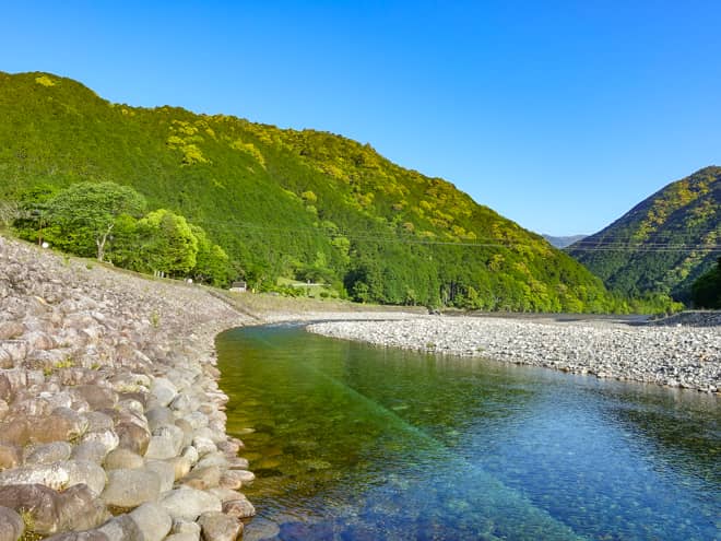 種まき権兵衛の里から銚子川にかかる吊り橋を渡って