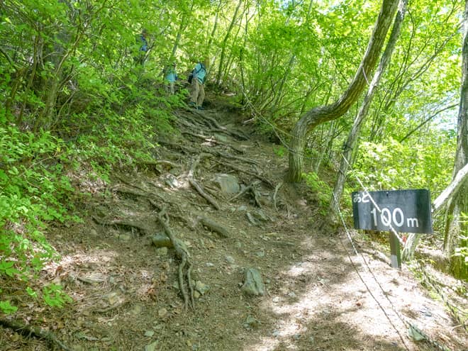 あと200mの看板から山頂までは忘れかけていた急登ゾーン