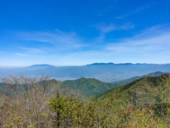 北側に目を向けると、八ヶ岳連峰や、金峰山、国師岳