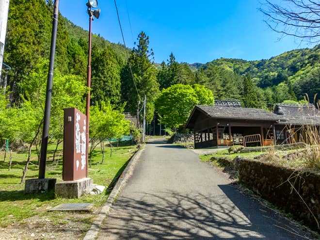 右手に茅葺屋根の民家を見ながら歩きます