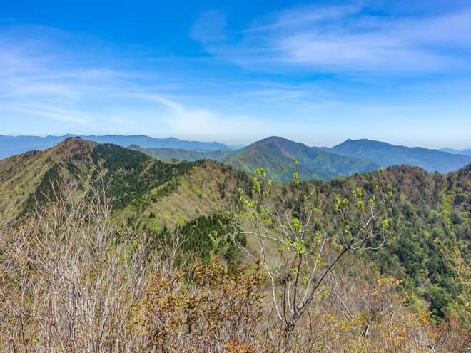 東側に目を向けると、御坂山地に連なる山々と