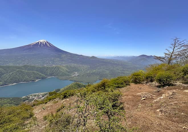 雪頭ヶ岳は西湖越しの富士山が異次元の景色で